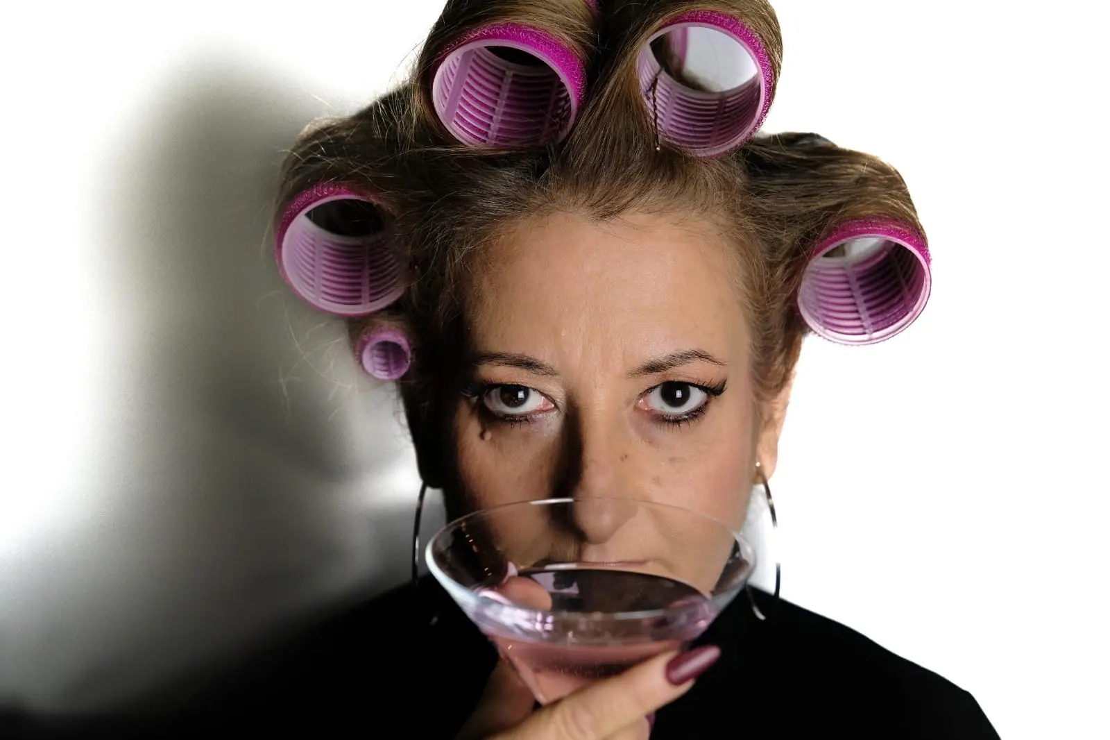 Portrait décalé de Lucilla Pepe avec des bigoudis