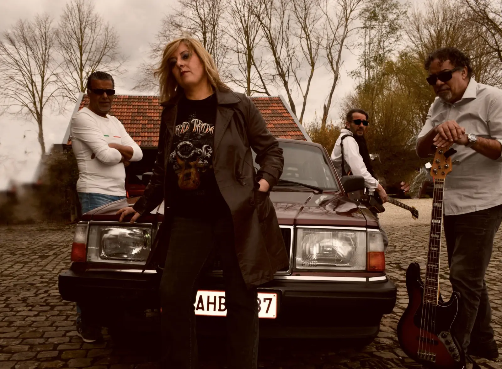 Lucilla Pepe et les musiciens de LUDIE réunis autour d’une voiture